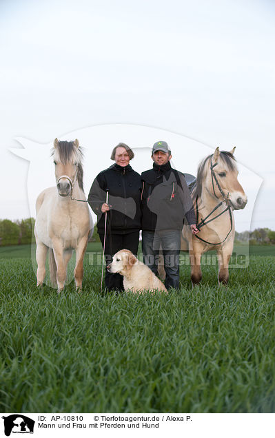 Mann und Frau mit Pferden und Hund / AP-10810