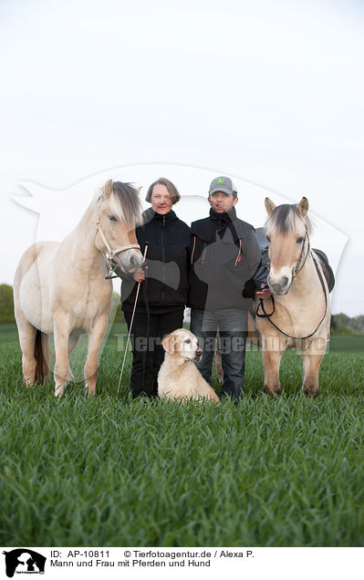 Mann und Frau mit Pferden und Hund / AP-10811