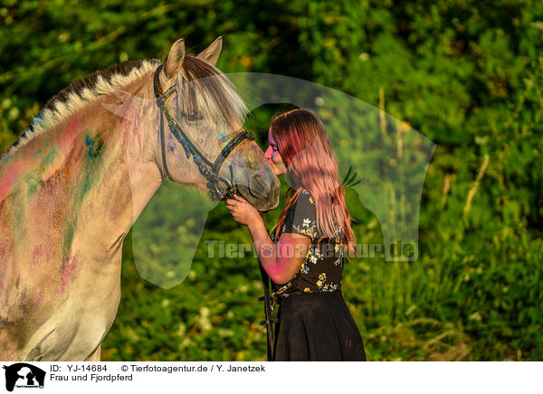 Frau und Fjordpferd / woman and Fjordhorse / YJ-14684