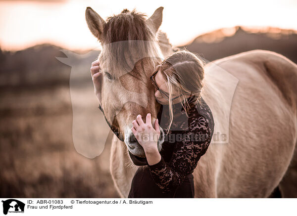 Frau und Fjordpferd / woman and Fjord horse / ABR-01083