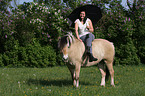 Frau mit Fjordpferd