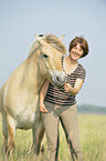 Frau mit Fjordpferd