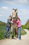Kinder und Fjordpferd