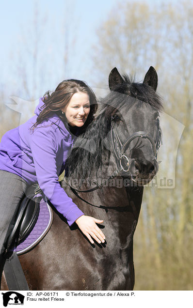 Frau reitet Friese / AP-06171
