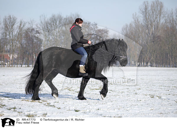Frau reitet Friese / RR-47770