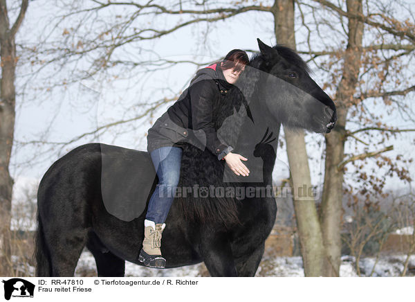 Frau reitet Friese / RR-47810