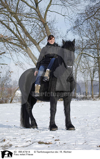 Frau reitet Friese / RR-47814