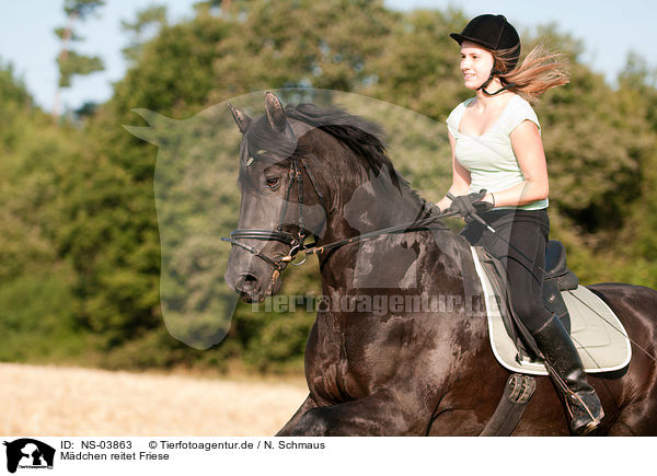 Mdchen reitet Friese / girl rides Friesian horse / NS-03863
