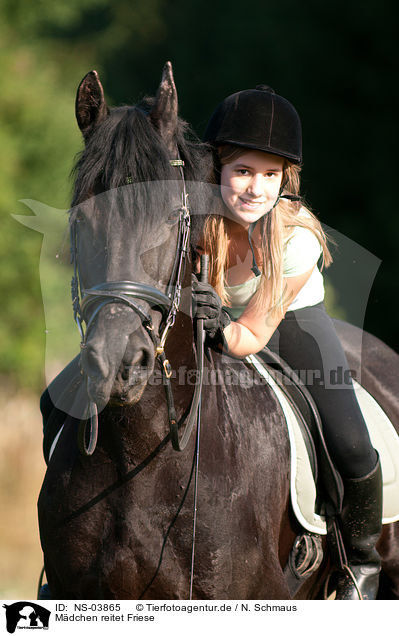 Mdchen reitet Friese / girl rides Friesian horse / NS-03865