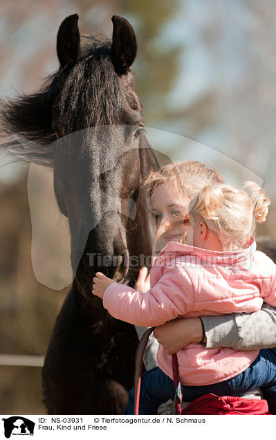 Frau, Kind und Friese / woman, child and Friesian horse / NS-03931