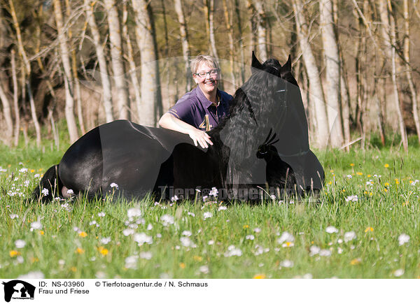 Frau und Friese / woman and Friesian horse / NS-03960