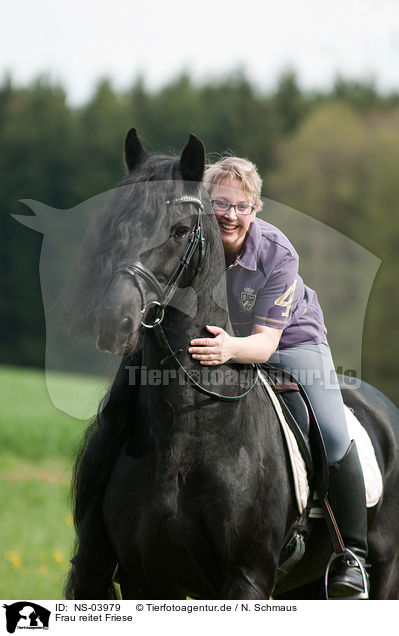 Frau reitet Friese / woman rides Frisian horse / NS-03979