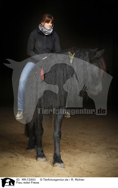 Frau reitet Friese / woman rides Frisian horse / RR-72893