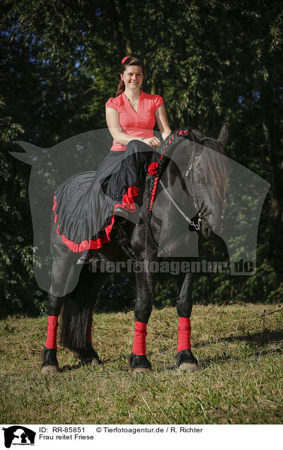 Frau reitet Friese / woman rides Friesian Horse / RR-85851