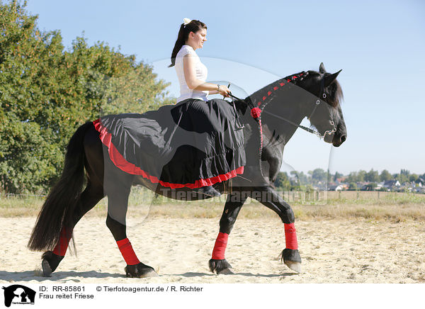 Frau reitet Friese / woman rides Friesian Horse / RR-85861