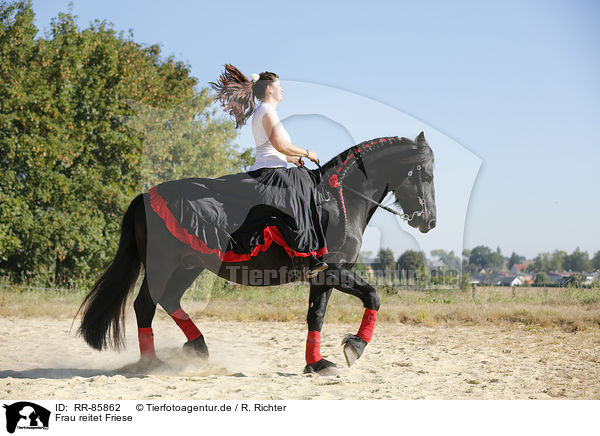 Frau reitet Friese / woman rides Friesian Horse / RR-85862