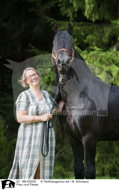 Frau und Friese / woman and Friesian Horse / NS-05005