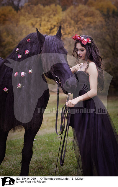 junge Frau mit Friesen / young woman with Frisian Horse / SM-01069