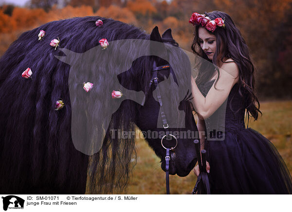 junge Frau mit Friesen / young woman with Frisian Horse / SM-01071