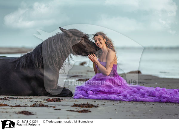 Frau mit Fellpony / woman with fell pony / MAB-01251