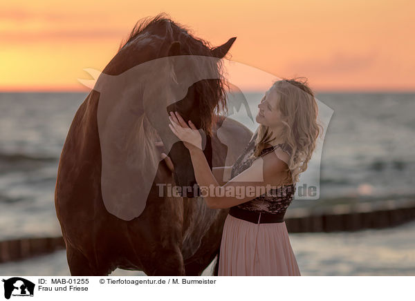 Frau und Friese / woman and Friesian horse / MAB-01255