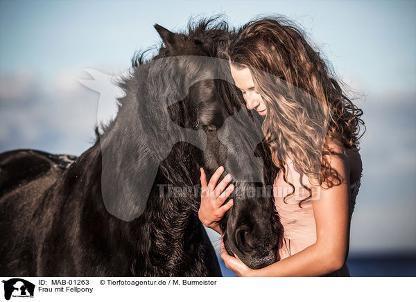 Frau mit Fellpony / MAB-01263