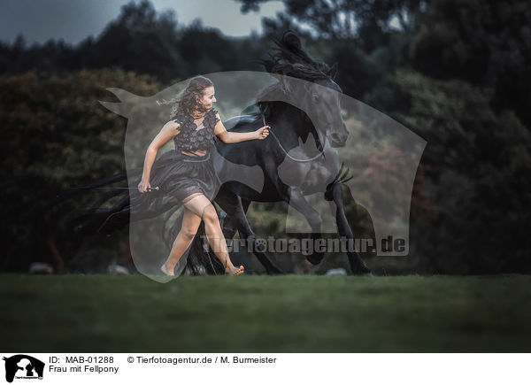 Frau mit Fellpony / woman with fell pony / MAB-01288
