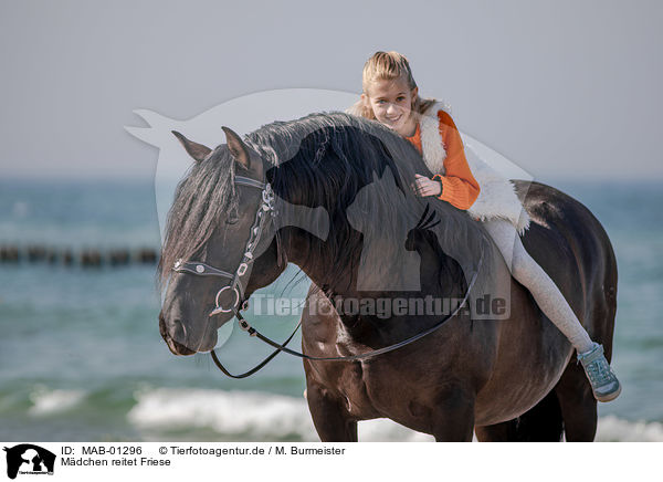 Mdchen reitet Friese / girl rides Friesian horse / MAB-01296
