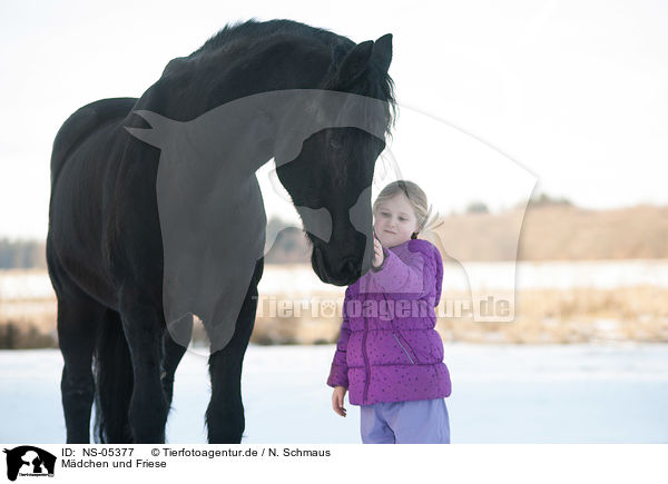 Mdchen und Friese / girl and Friesian horse / NS-05377