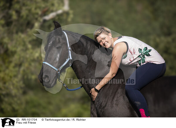 Frau mit Friese / woman with Friesian Horse / RR-101704