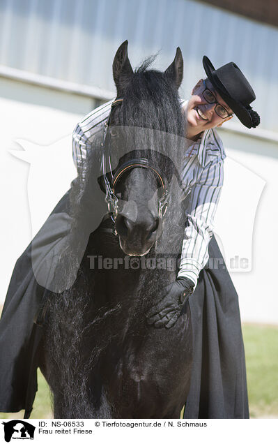 Frau reitet Friese / woman rides Friesian horse / NS-06533