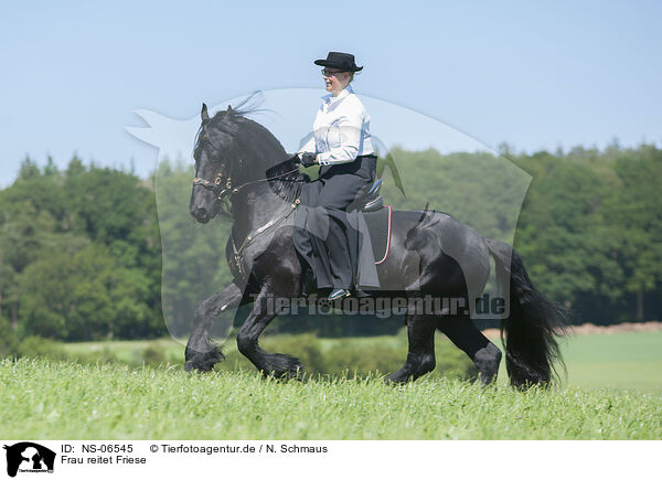 Frau reitet Friese / woman rides Friesian horse / NS-06545
