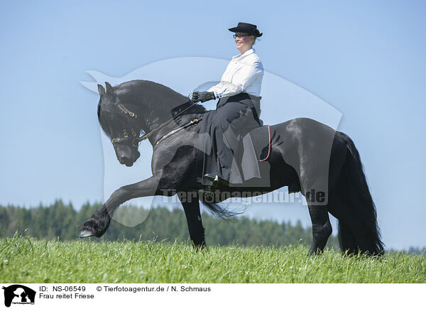 Frau reitet Friese / NS-06549