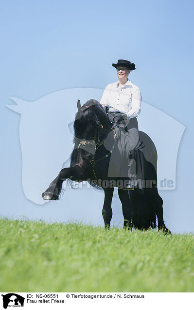 Frau reitet Friese / NS-06551