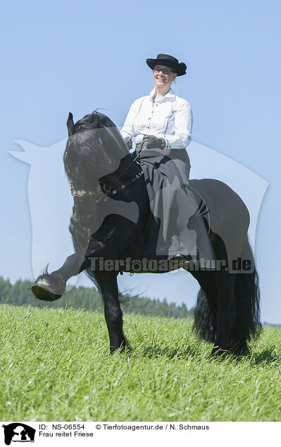 Frau reitet Friese / woman rides Friesian horse / NS-06554