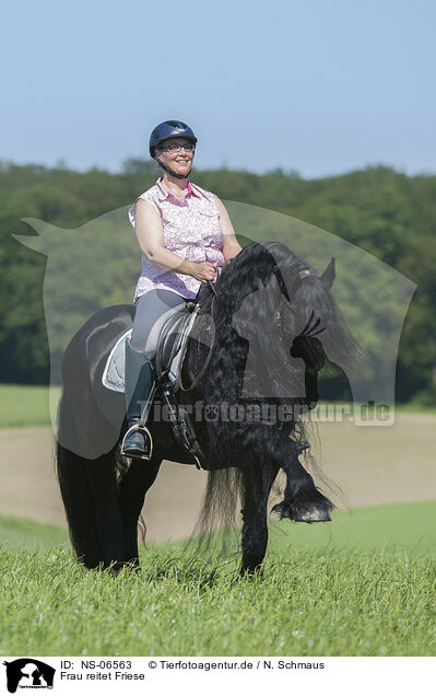 Frau reitet Friese / woman rides Friesian horse / NS-06563