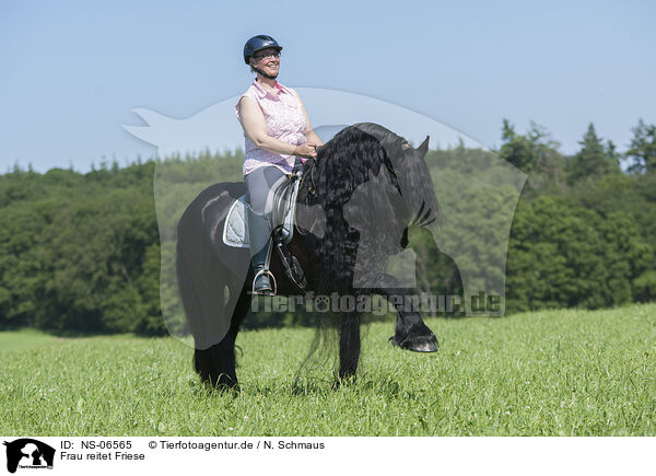 Frau reitet Friese / woman rides Friesian horse / NS-06565