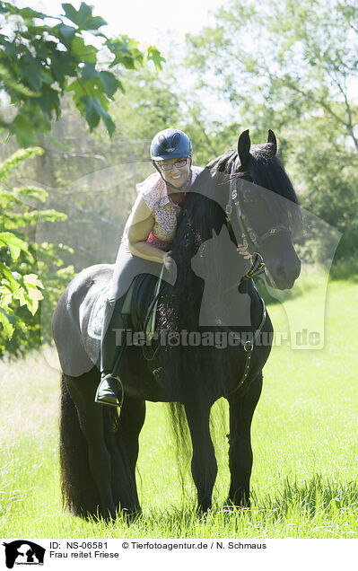 Frau reitet Friese / woman rides Friesian horse / NS-06581