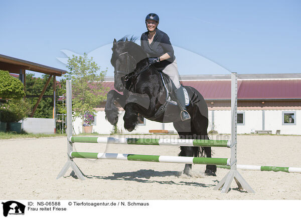 Frau reitet Friese / woman rides Friesian horse / NS-06588