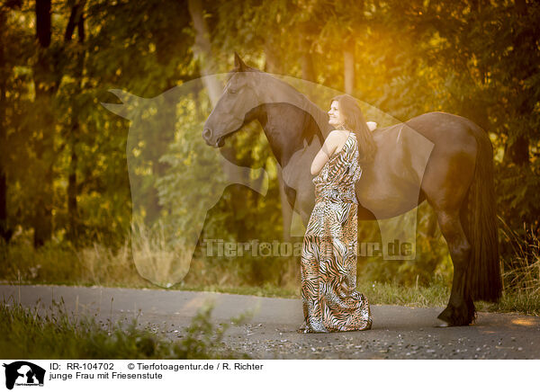 junge Frau mit Friesenstute / young woman with friesian mare / RR-104702