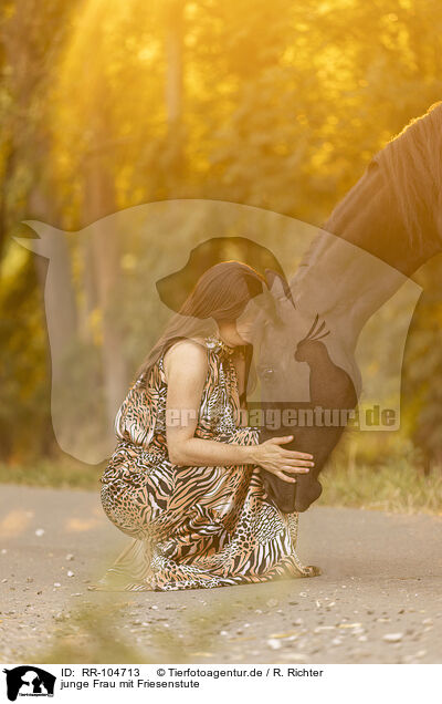 junge Frau mit Friesenstute / young woman with friesian mare / RR-104713