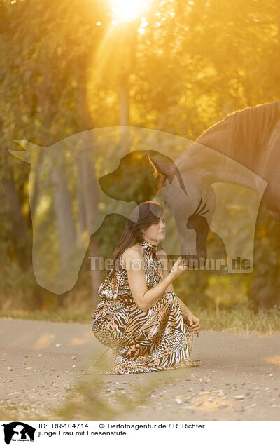 junge Frau mit Friesenstute / young woman with friesian mare / RR-104714