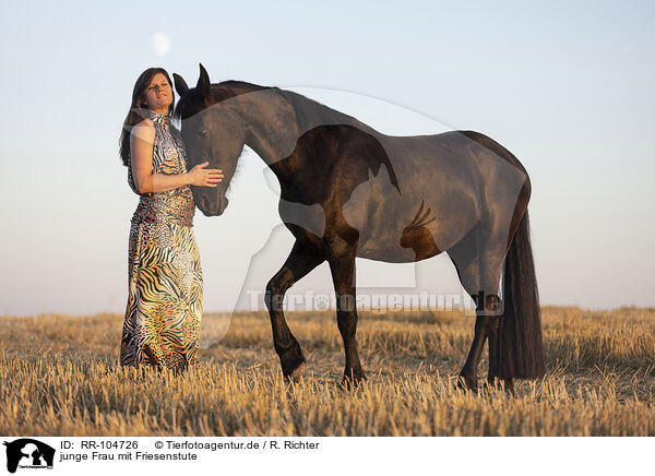 junge Frau mit Friesenstute / young woman with friesian mare / RR-104726