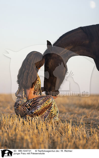 junge Frau mit Friesenstute / young woman with friesian mare / RR-104731