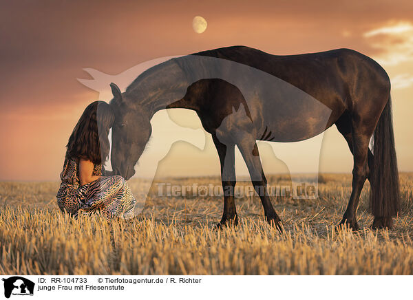 junge Frau mit Friesenstute / young woman with friesian mare / RR-104733