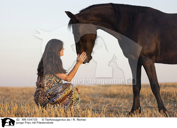 junge Frau mit Friesenstute / RR-104735