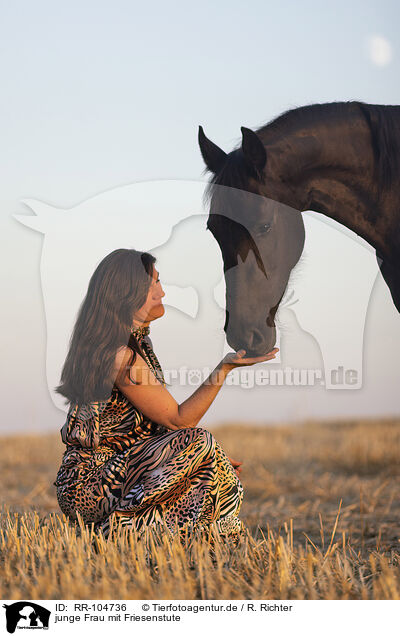 junge Frau mit Friesenstute / young woman with friesian mare / RR-104736