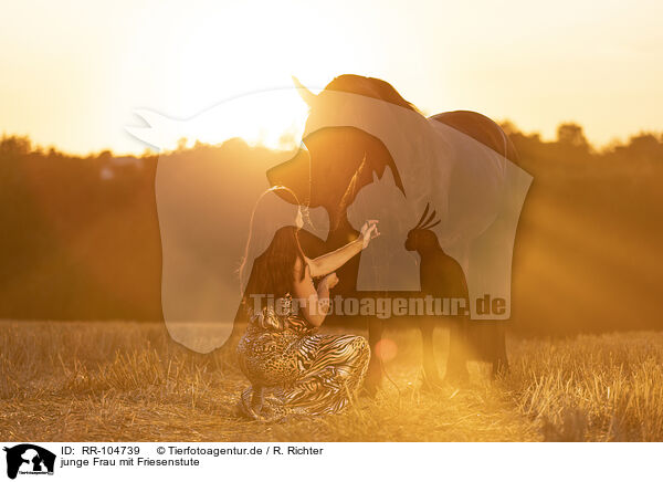 junge Frau mit Friesenstute / young woman with friesian mare / RR-104739