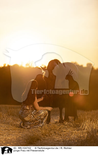 junge Frau mit Friesenstute / young woman with friesian mare / RR-104742