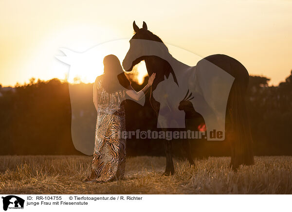 junge Frau mit Friesenstute / young woman with friesian mare / RR-104755